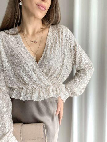 Cekinowa bluzka z falbanką