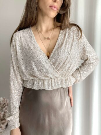 Cekinowa bluzka z falbanką