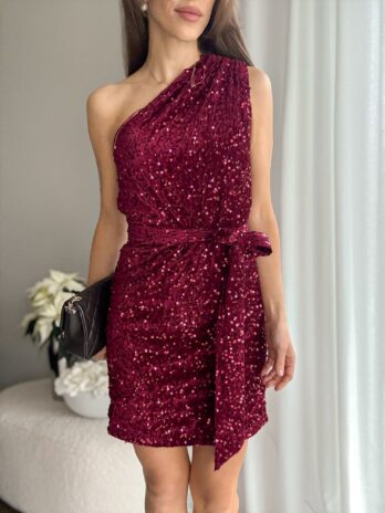 Cekinowa sukienka na jedno ramię burgund