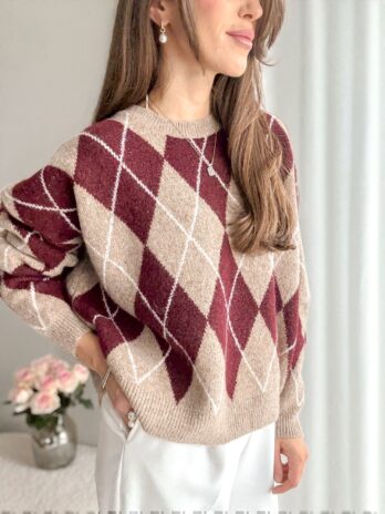 Sweter w romby burgund